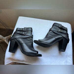 Gianni Bini Black leather heeled ankle boots, bold buckle strap details 🖤 Size9